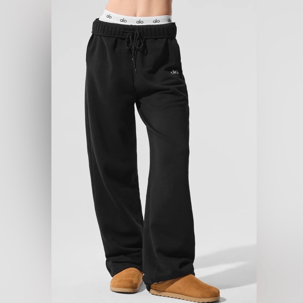 ALO Yoga Accolade Straight Leg Sweatpants in Black